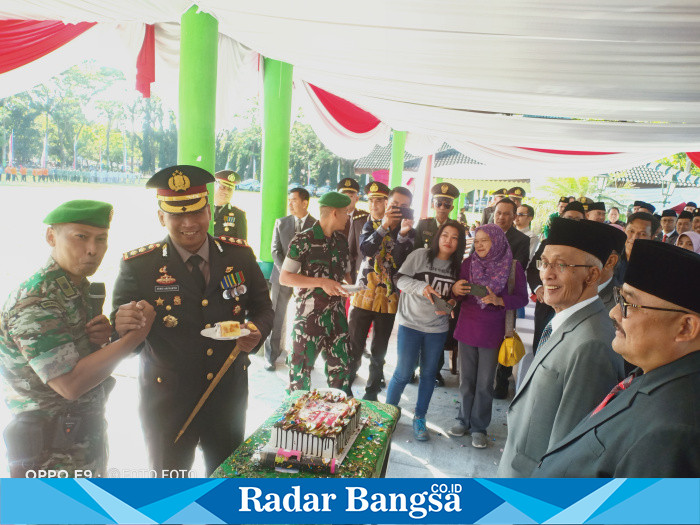 Hal menarik perhatian saat usai upacara peringatan Hari Ulang Tahun (HUT) Bhayangkara Kapolres Bondowoso AKBP Bimo Ariyanto SH SIK menyuapi Bupati KH.Salwa Arifin Kue Tar atas surprais WS Dandim 0822 Bondowoso Mayor Inf Teguh Heri Wignyono ,S.I.P. (foto) Sukri.