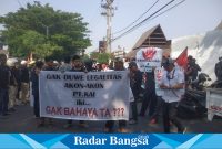 Warga demo minta keadilan di PT KAU Daops 8 ,Selasa (4/7) Di surabaya (Foto : Rino Tutuko )