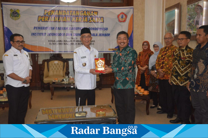 Bupati Bondowoso KH.Salwa Arifin melakukan menandatangani Memorandum of Understanding (MoU) dengan Institut Teknologi dan Sain Mandala Jember.(Foto) Sukri.
