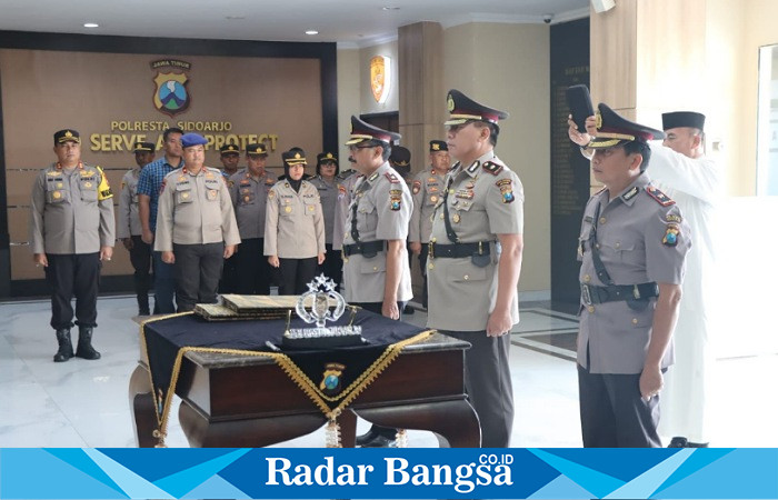 Sertijab kapolsek porong dan gedangan ,Rabu (12/7) Di Polresta Sidoarjo (Foto : Rino Tutuko )