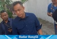 Penyidik Tipikor Polda Jatim saat beri keterangan kepada awak media usai keluar dari Polsek Babat (Dok foto IST)