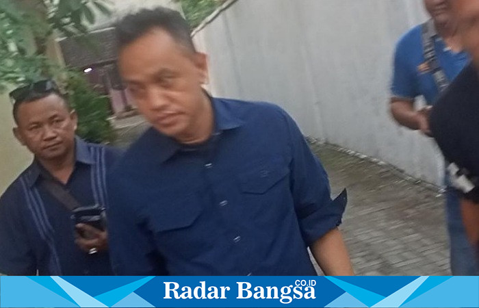 Penyidik Tipikor Polda Jatim saat beri keterangan kepada awak media usai keluar dari Polsek Babat (Dok foto IST)