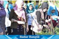 Hj mimik idayana dan Neng Sasha dikampung sayur ,Selasa (18/7) Di Sidoarjo ( Foto : Rino Tutuko )