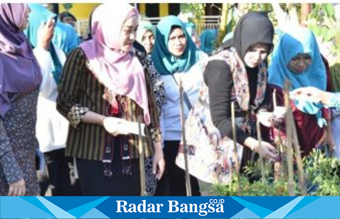 Hj mimik idayana dan Neng Sasha dikampung sayur ,Selasa (18/7) Di Sidoarjo ( Foto : Rino Tutuko )