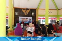 Kegiatan posyandu lansia yang digelar di pendopo balai desa Kabuaran, Kecamatan Kunir, Kamis (27/7). (Dok Riyaman/Radarbangsa.co.id).