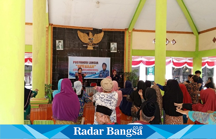 Kegiatan posyandu lansia yang digelar di pendopo balai desa Kabuaran, Kecamatan Kunir, Kamis (27/7). (Dok Riyaman/Radarbangsa.co.id).