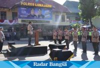  Kapolres Lumajang, ketika memimpin upacara serah terima jabatan (sertijab) di halaman Mapolres Lumajang, Selasa (11/7). (Dok Humas Polres Lmj, for Riyaman)