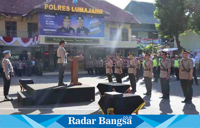  Kapolres Lumajang, ketika memimpin upacara serah terima jabatan (sertijab) di halaman Mapolres Lumajang, Selasa (11/7). (Dok Humas Polres Lmj, for Riyaman)