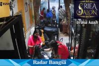 Saat owner, asisten dan beauty terapis, Riea Salon melayani para customernya, di Salon pusat Jl.Letnan Jendral Sunandar Priyo Sudarmo no 212, Desa Kutorenon, Kecamatan Sukodono Lumajang, Kamis (13/7). (Dok Riyaman/Radarbangsa.co.id)