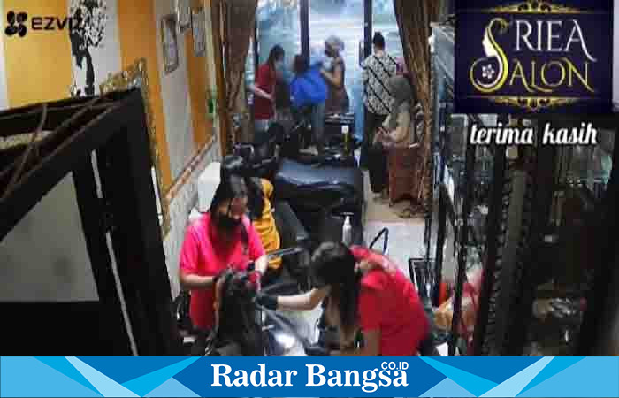 Saat owner, asisten dan beauty terapis, Riea Salon melayani para customernya, di Salon pusat Jl.Letnan Jendral Sunandar Priyo Sudarmo no 212, Desa Kutorenon, Kecamatan Sukodono Lumajang, Kamis (13/7). (Dok Riyaman/Radarbangsa.co.id)