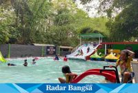 Suasana di wisata kolam air kali sejuk tempat bermain anak anak, di Desa Purwosono, Kecamatan Sumbersuko, Kabupaten Lumajang, Selasa (4/7). (Dok Riyaman/Radarbangsa.co.id).