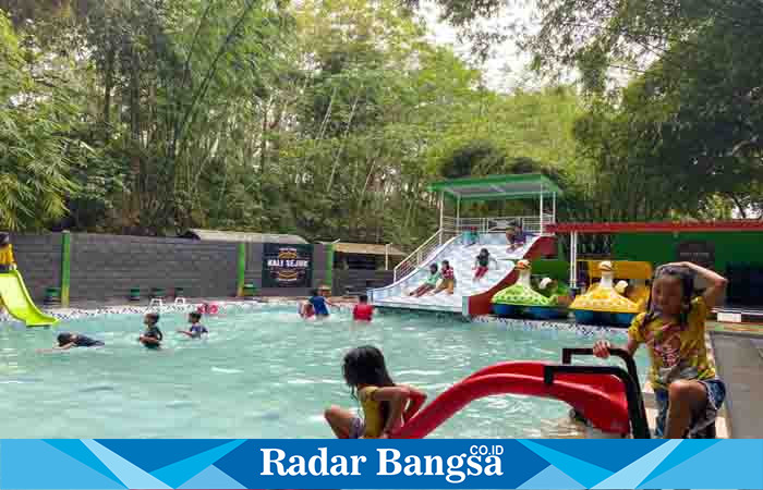 Suasana di wisata kolam air kali sejuk tempat bermain anak anak, di Desa Purwosono, Kecamatan Sumbersuko, Kabupaten Lumajang, Selasa (4/7). (Dok Riyaman/Radarbangsa.co.id).