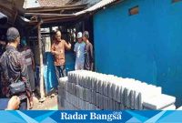 Kepala Diskoperindag Kabupaten Lumajang, Muhammad Ridha, ketika melakukan cek lokasi di pasar Yosowilangun, Kamis (6/7). (Dok Riyaman/RadarBangsa.co.id).