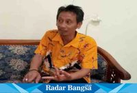 Kepala Desa Sidoarjo, Drs. Heru Subiantoro, ketika dikonfirmasi di ruang kerjanya, Kamis (6/7). (Dok Riyaman/Radarbangsa.co.id)