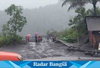 Gubernur Jatim, Khofifah Indar Parawansa menerjunkan tim TRC dan Tagana pada dampak bencana banjir lahar dingin di Lumajang