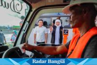 Gubernur Jatim, Khofifah Indar Parawansa saat meresmikan e-pajak pasir Stockpile Terpadu di Lumajang