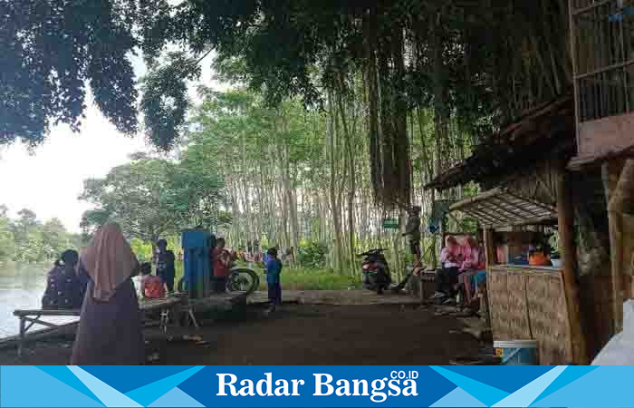 Para pengunjung pemancingan alam Rowosumo, tepatnya di Dusun Darungan, Desa Wonokerto, Kecamatan Tekung, Selasa (11/7). (Dok Riyaman/Radarbangsa.co.id).