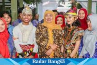 Gubernur Jatim, Khofifah Indar Parawansa dalam giat Jatim Cerdas di SMKN 1 Pungging, Mojokerto