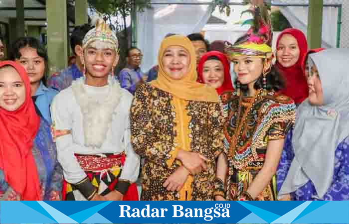 Gubernur Jatim, Khofifah Indar Parawansa dalam giat Jatim Cerdas di SMKN 1 Pungging, Mojokerto