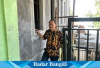 Pak Lutfi saat melakukan pengecakan secara langsung pembangunan ruang kelas baru MI An Najah (foto: Hikam)