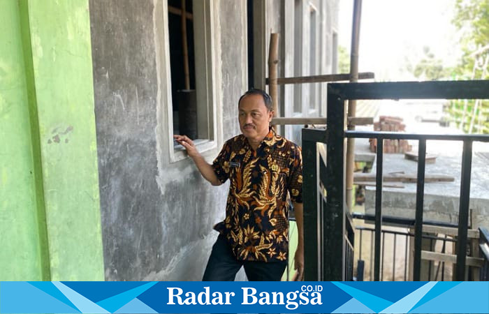 Pak Lutfi saat melakukan pengecakan secara langsung pembangunan ruang kelas baru MI An Najah (foto: Hikam)