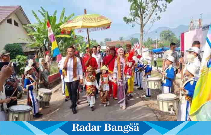 Rombongan Bupati Lampung Selatan saat hadir dalam pembukaan Event Tahunan Penengahan Fair 2023.(dok.Irul/Darmawan/Radar Bangsa)