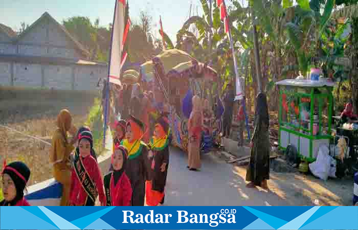 pelepasan Siswa-siswi yang Ke-9. Bertempat di halaman sekolah PAUD PKK Tunas Bangsa, Dusun Komarong, Desa Rabasan, Kecamatan Camplong, Kabupaten Sampang, Jawa Timur, yang dihadiri oleh Orang tua/wali murid, Para Kiai, Ulama, T PKK, Tomas, dan Tokoh Pemuda Jum'at (30/6/2023).