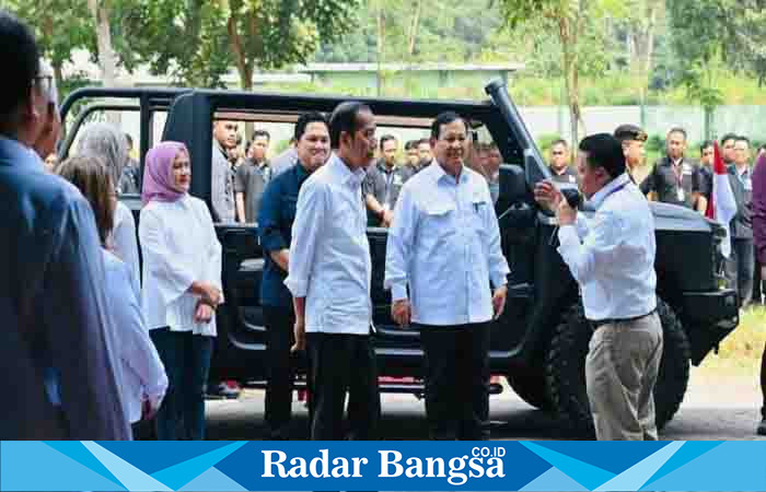  Presiden Jokowi dan Ibu Iriana beserta rombongan saat kunjungi PT Pindad. (Dok. Laily Rachev - Biro Pers Sekretariat Presiden)