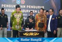 Bupati Lamongan, Yuhronur Efendi lantik 90 pengurus karang taruna Lamongan masa periode 2023-2028, di Pendopo Lokatantra Kabupaten Lamongan, Jumat (7/7/2023).