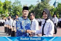 Bupati Lamongan Yuhronur Efendi serahkan surat keputusan (SK) kepada 980 PPPK jabatan fungsional guru formasi 2022, Senin (17/7/2023) di halaman Pemkab Lamongan.
