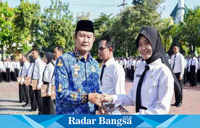 Bupati Lamongan Yuhronur Efendi serahkan surat keputusan (SK) kepada 980 PPPK jabatan fungsional guru formasi 2022, Senin (17/7/2023) di halaman Pemkab Lamongan.
