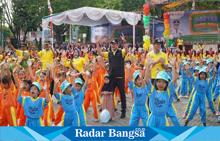 Bupati Lamongan, Yuhronur Efendi, saat membuka Gebyar Paud 2023 Kabupaten Lamongan di Apun-Alun Lamongan, Selasa (4/6/2023).