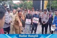 PMII Lamongan melakukan aksi demonstrasi di kantor DPRD Lamongan dan depan kantor Pemkab Lamongan, Selasa (25/7).