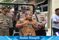 Sekretaris Komisi B DPRD Kabupaten Lamongan, Anshori.
saat menemui pendemo (Dok foto RadarBangsa.co.id)