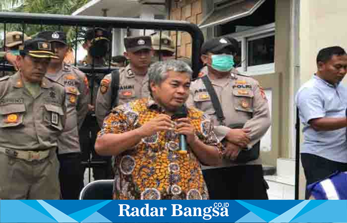 Sekretaris Komisi B DPRD Kabupaten Lamongan, Anshori.
saat menemui pendemo (Dok foto RadarBangsa.co.id)