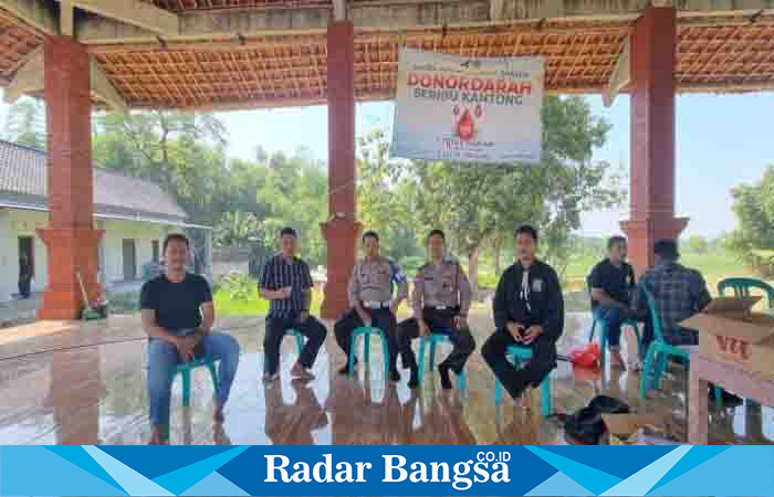 (Dua dari kanan)  Kanit Reskrim Polsek Tikung Ipda Sono, S.H. saat ada di Pendopo padepokan  PSHT Komisariat SMAKEM cabang Lamongan, pusat Madiun, Sabtu (29/07)