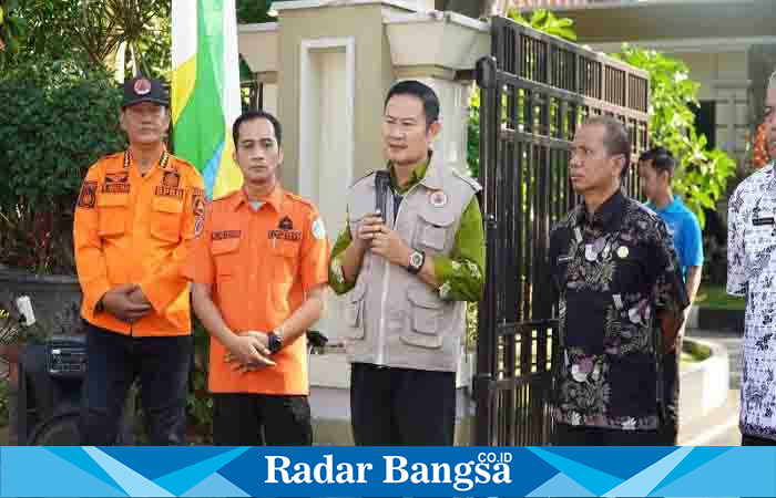 Bupati Lamongan Yuhronur Efendi saat berangkatkan batuan air bersih di depan Pendopo Lokantantra, pada Jumat (7/7/2023) 