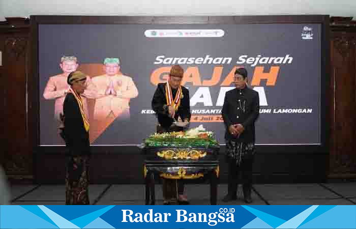 Bupati Lamongan Yuhronur Efendi saat memotong tumpeng di  kegiatan sarasehan sejarah Gajah Mada, Selasa (4/7) di Pendopo Lokatantra,