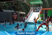 Anak anak ketika bermain di kolam air di wisata Kali Sejuk Desa Purwosono, Kecamatan Sumbersuko, Minggu (16/7). (Dok Riyaman/Radarbangsa.co.id).