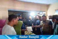  ketika Jenazah almarhum DH sampai di rumah duka, di Desa Selokgondang, Kecamatan Sukodono, Kabupaten Lumajang, Minggu (16/7/2023) kemarin. (Dok Riyaman/Radrbangsa.co.id).