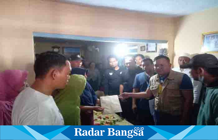  ketika Jenazah almarhum DH sampai di rumah duka, di Desa Selokgondang, Kecamatan Sukodono, Kabupaten Lumajang, Minggu (16/7/2023) kemarin. (Dok Riyaman/Radrbangsa.co.id).