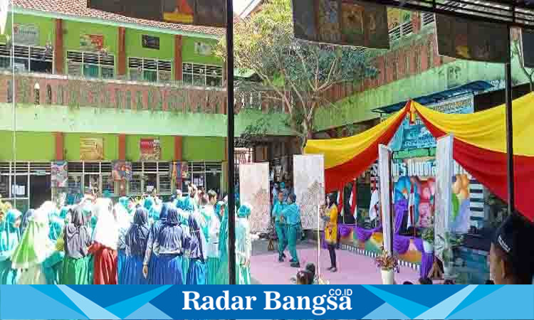  Kegiatan MPLS di SMP Negeri 5 Lumajang, di akhir kegiatan, ketika Kepala Sekolah turut bernyanyi, membuat Suasana MPLS menjadi meriah, Kamis (20/7). (Dok Riyaman/Radarbangsa.co.id)