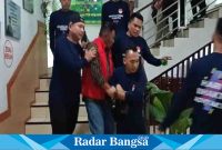 BW Terduga Korupsi DAK saat di bawa Pihak Kejaksaan Negeri Tanggamus, Kamis 20/07/2023.(dok Anton/Radar Bangsa)