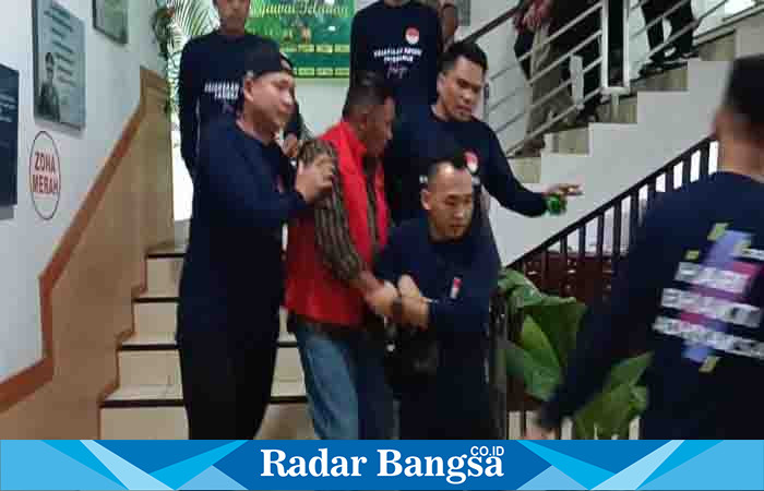 BW Terduga Korupsi DAK saat di bawa Pihak Kejaksaan Negeri Tanggamus, Kamis 20/07/2023.(dok Anton/Radar Bangsa)