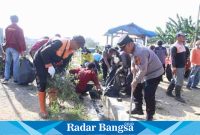 Saat sejumlah anggota polres Pringsewu bersih bersih di Pasar Sarinongko, Kamis 13/07/2023.(dok.Hms/Darmawan/Radar Bangsa)