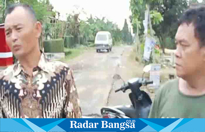 Kepala Dusun 02 Pekon Bandung Baru Barat, Rahmanuddin saat kami konfirmasi terkait keluhan warga, Rabu, 12/06/2023.(dok.Nazori/Darmawan/Radarbangsa)