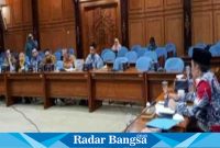 Rapat dengar pendapat komisi A dan BKD ,Selasa (11/7) Di Gedung dewan Sidoarjo (Foto : Rino Tutuko )