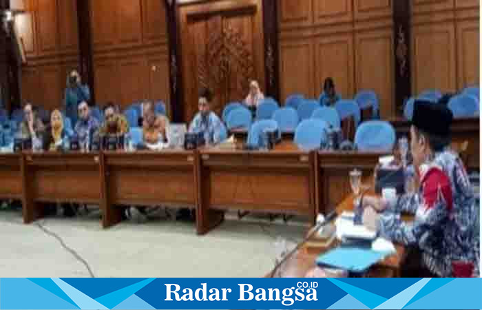 Rapat dengar pendapat komisi A dan BKD ,Selasa (11/7) Di Gedung dewan Sidoarjo (Foto : Rino Tutuko )