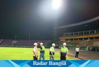 Tim sedang menyaksikan tes lampu penerangan Stadion Gelora Delta,Rabu (12/7) Di Sidoarjo (Foto: Rino Tutuko )