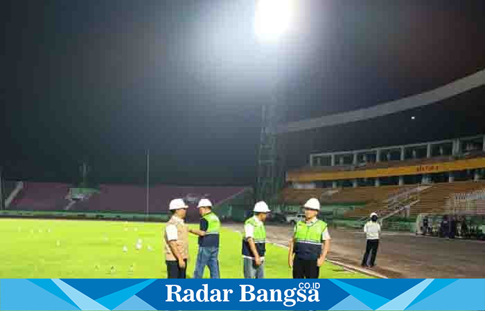 Tim sedang menyaksikan tes lampu penerangan Stadion Gelora Delta,Rabu (12/7) Di Sidoarjo (Foto: Rino Tutuko )